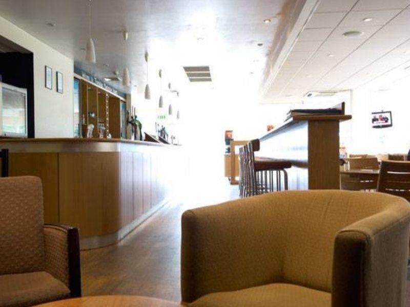 Holiday Inn Express Manchester Airport Ringway Bagian luar foto
